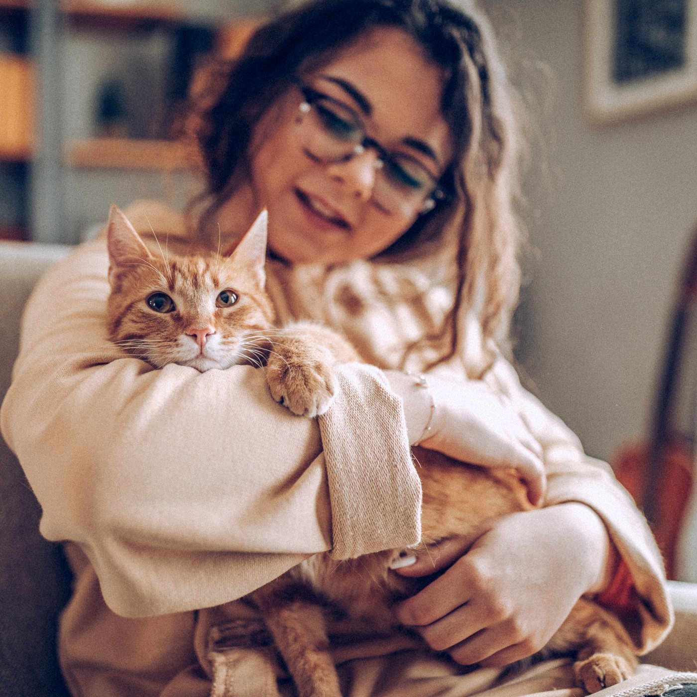Tutora abraçando seu gato com carinho